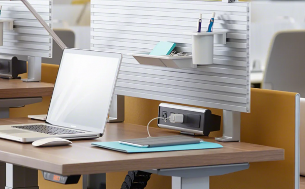 Meja kerja dengan pegangan dan kait untuk menggantung aksesori dan barang-barang kecil